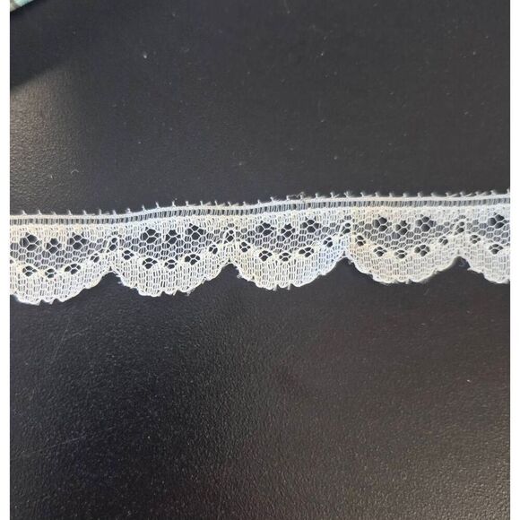 Lace, Vintage Ivory Edging Scalloped 5/8" wide x 15 yds - Picture 1 of 3